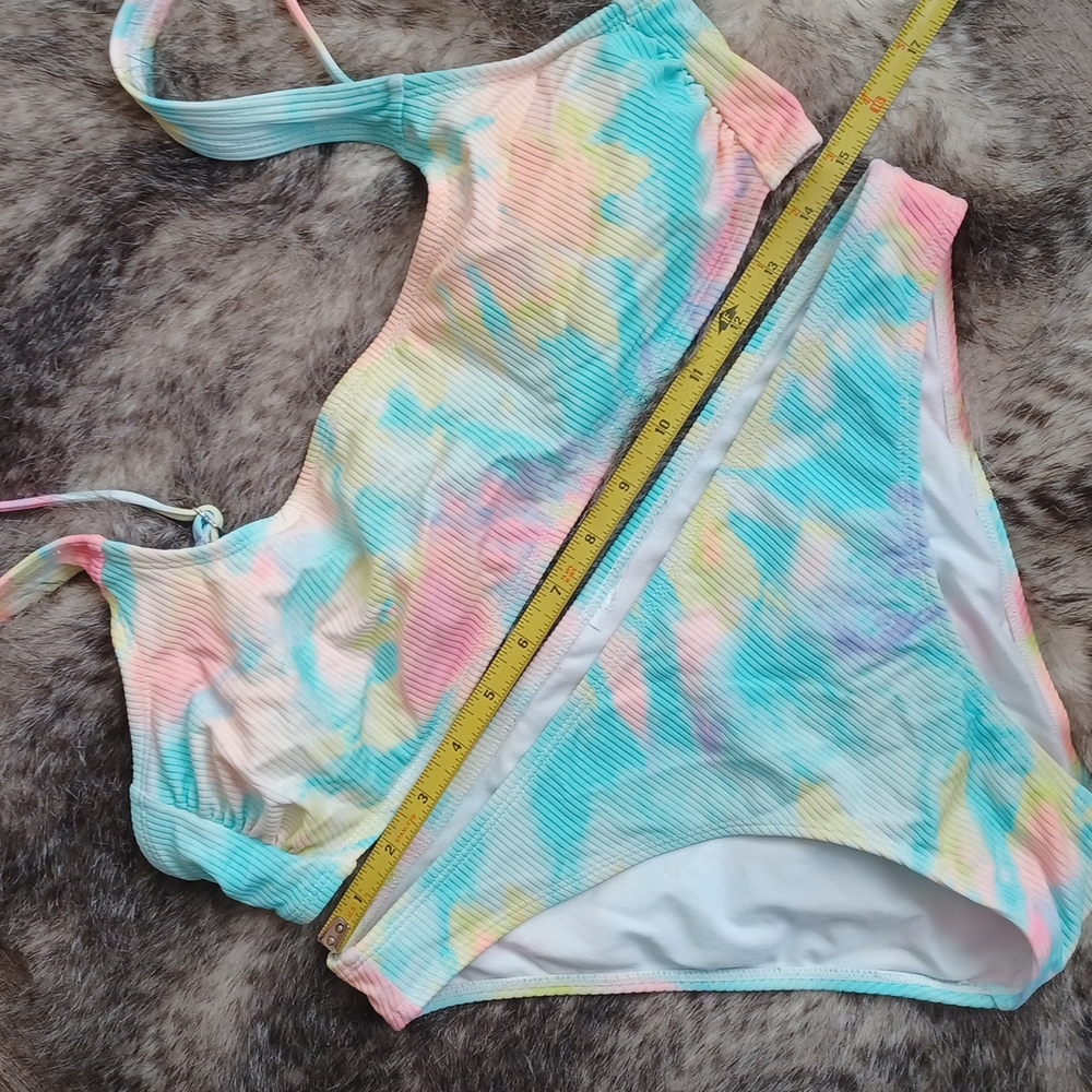Bikini - Picture 2 of 10